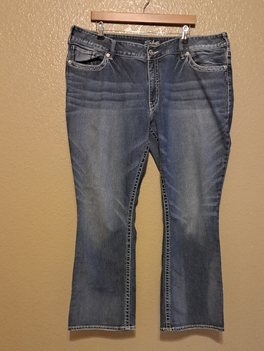 Silver Jeans Suki Bootcut Jeans in Faded Blue. SZ 24.